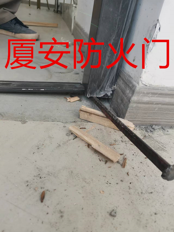 安装钢质防火门.jpg